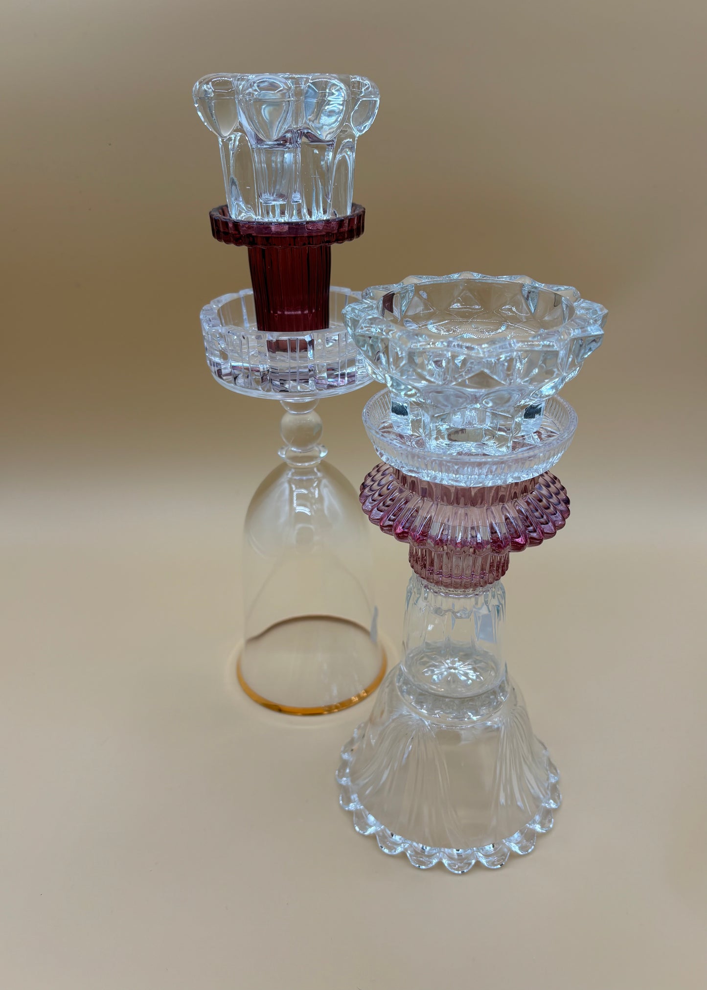 Kertastjaki með vínrauðu og gullrönd