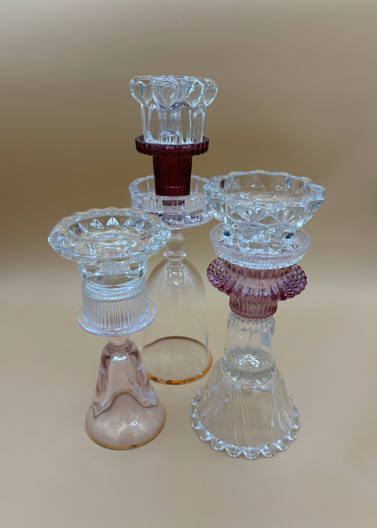 Kertastjaki með vínrauðu og gullrönd