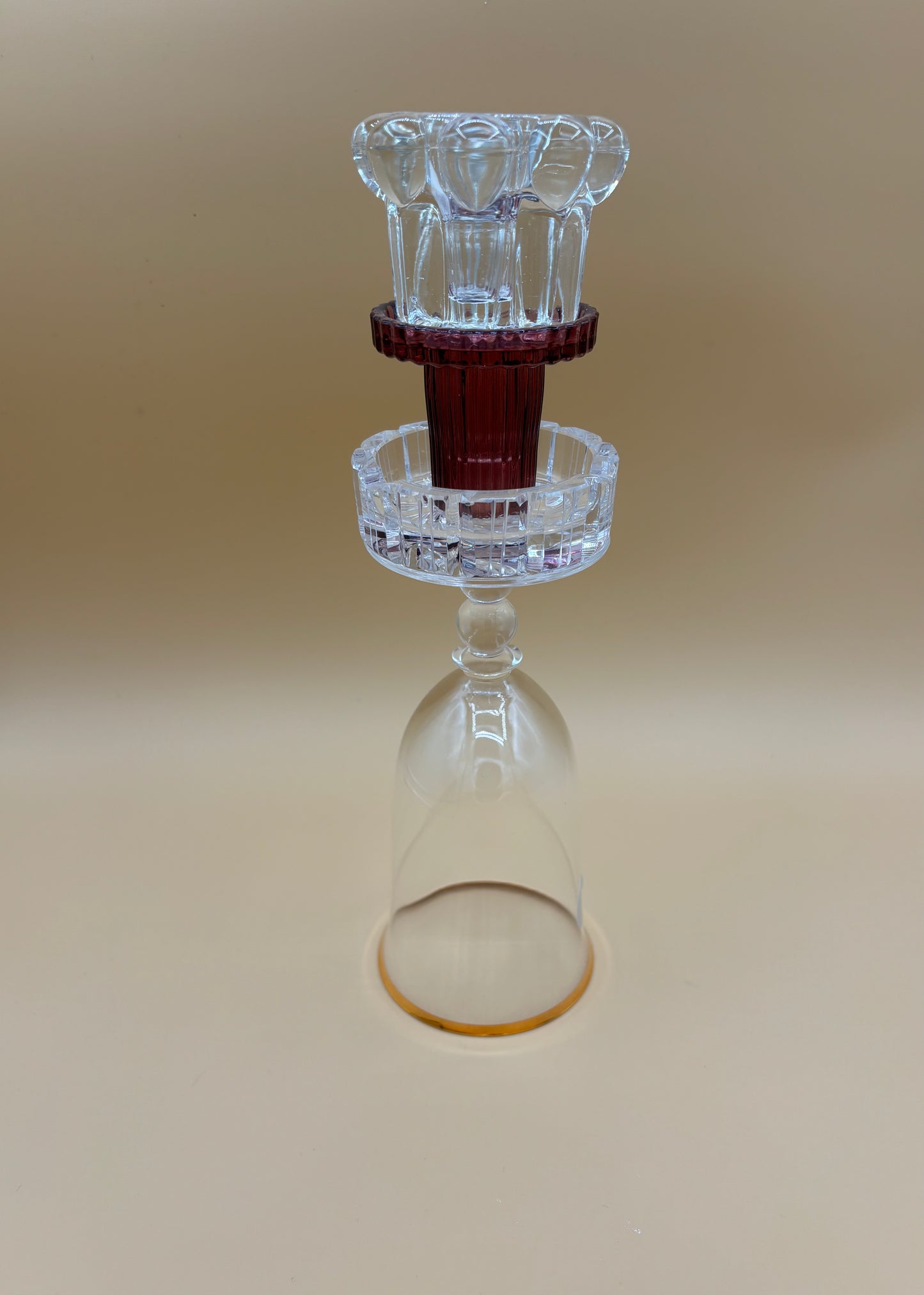 Kertastjaki með vínrauðu og gullrönd